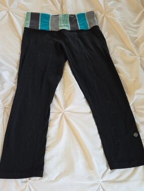 lululemon black cropped leggings with teal and gray striped waistband